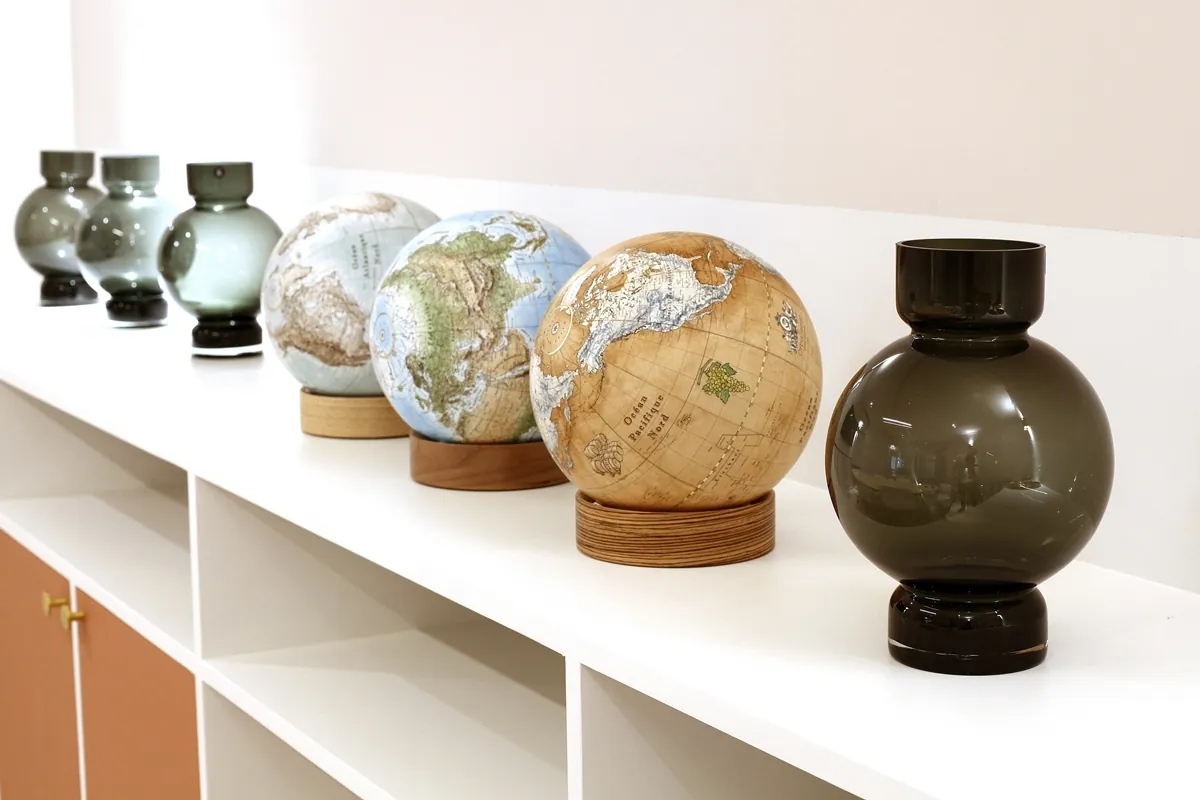 L'un Des Seuls Studios De Fabrication De Globes Au Monde Célèbre L'art Des  Globes Artisanaux